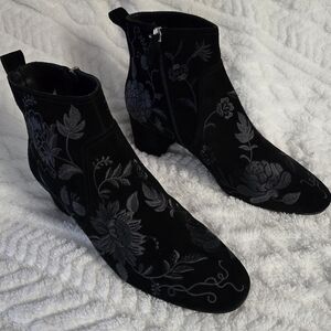 Johnny Was Floral Embroidered Black Ankle Boots Size 9